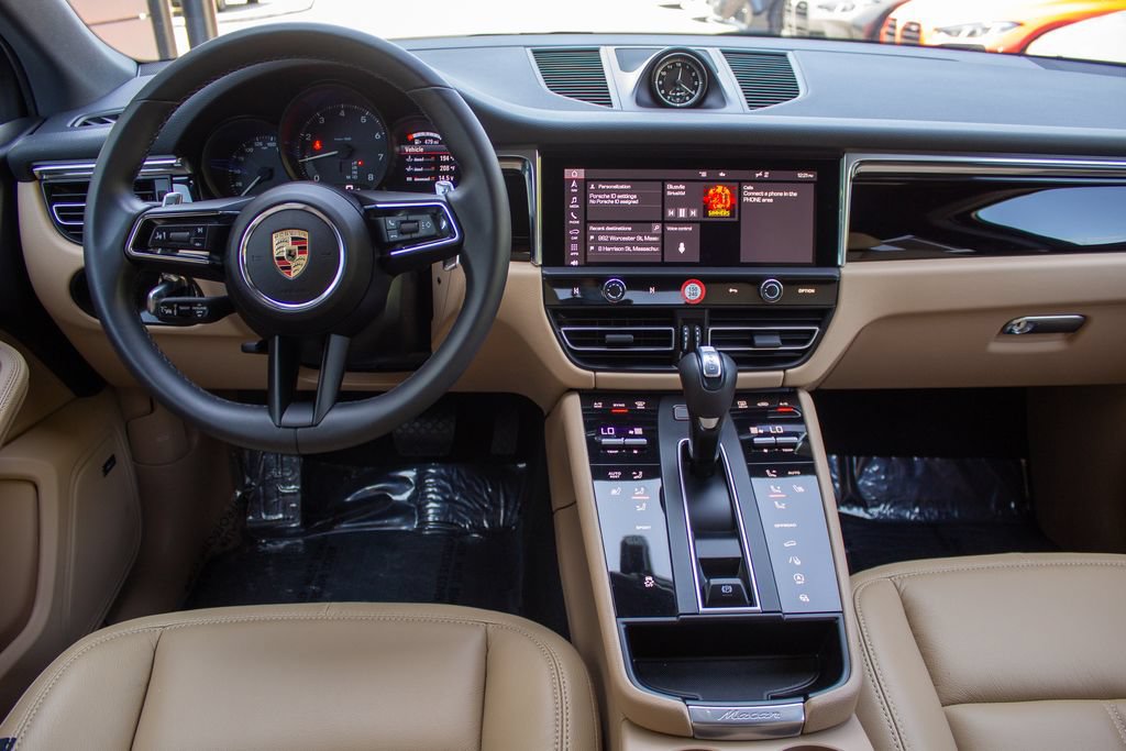 Used 2025 Porsche Macan AWD/4WD image 13