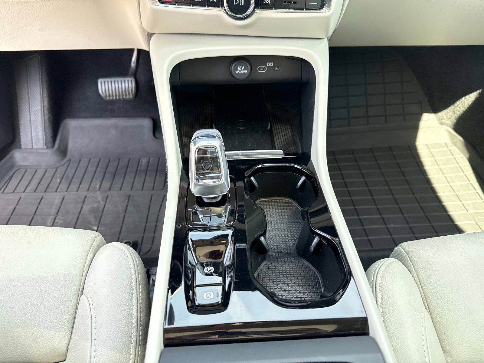 Used 2023 Volvo XC40 B4 Plus w/ Protection Package Premier FWD image 27