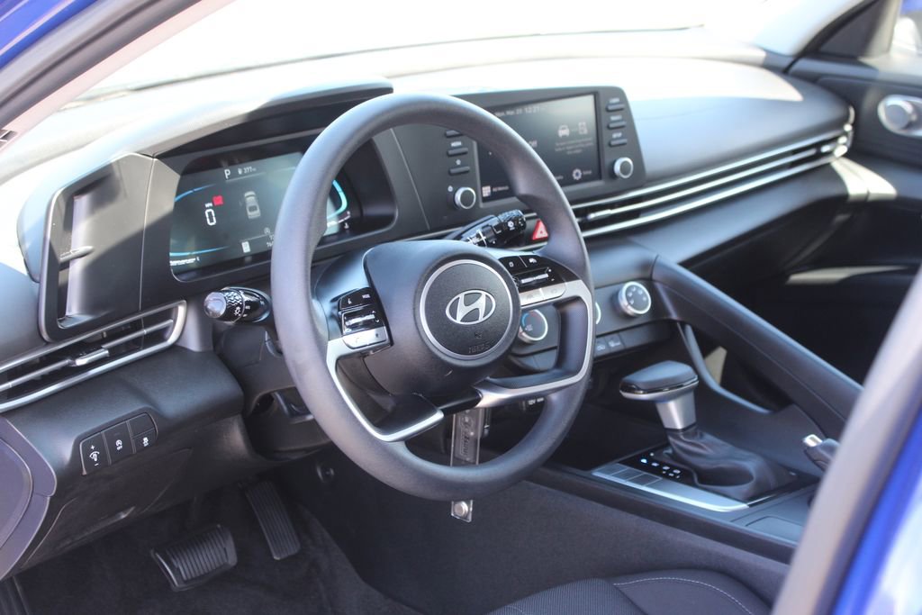 Used 2025 Hyundai Elantra SE image 11