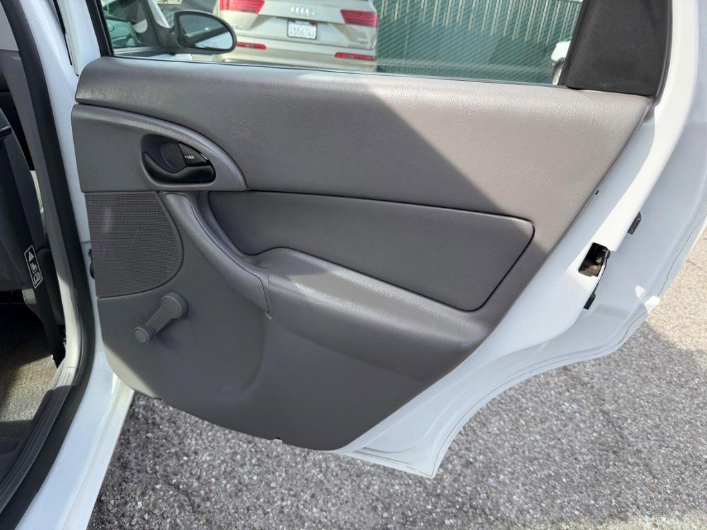 Used 2003 Ford Focus LX image 32