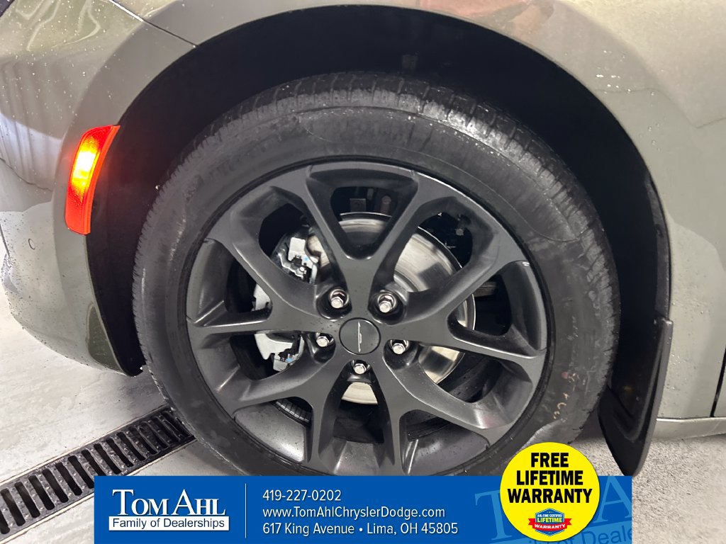 New 2027 Chrysler Pacifica Limited FWD image 9