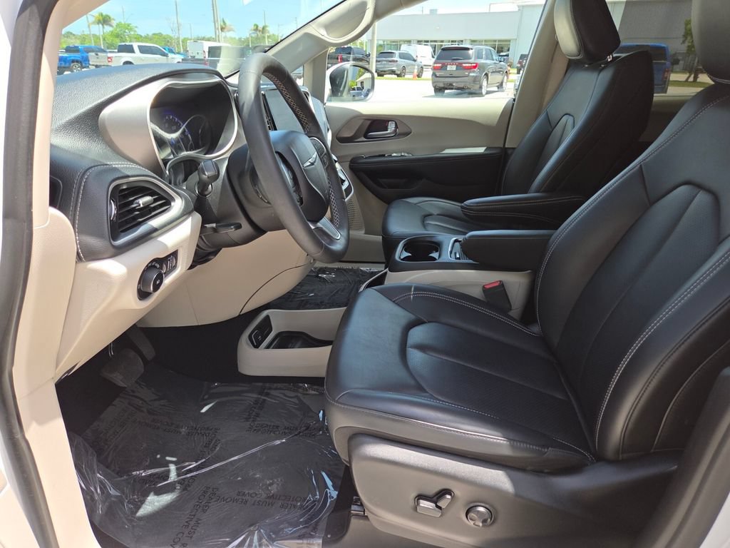 Used 2023 Chrysler Pacifica Touring-L AWD/4WD image 30