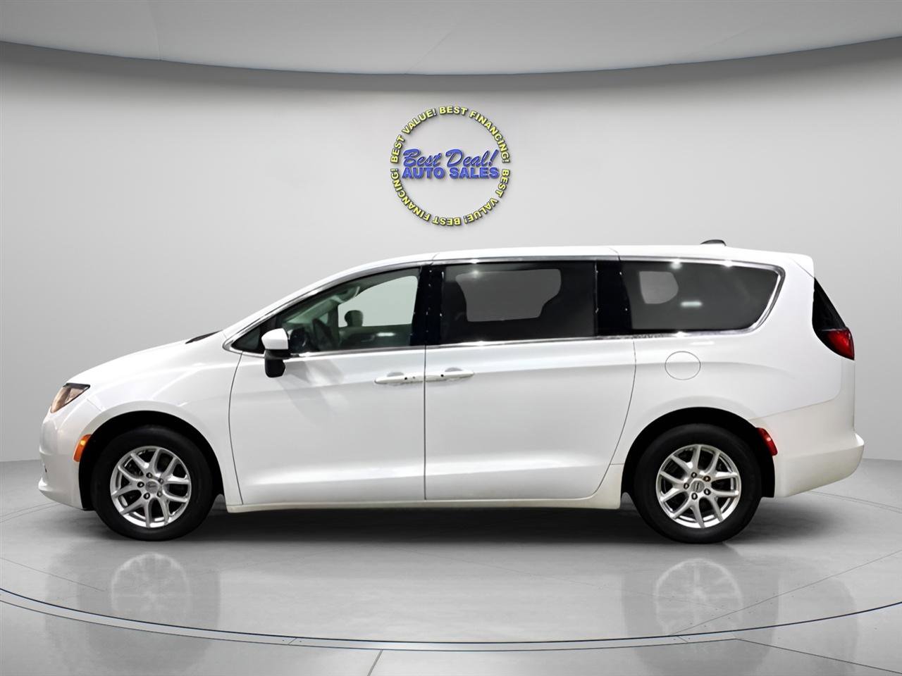 Used 2022 Chrysler Voyager LX FWD image 2