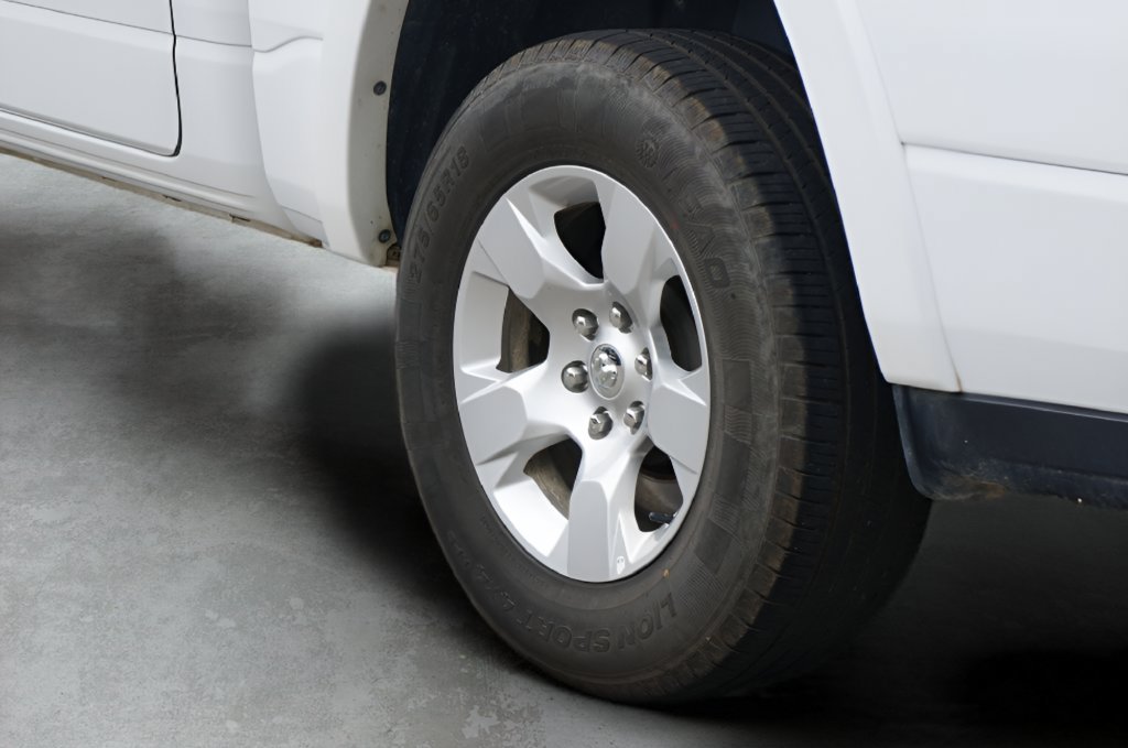 Used 2025 RAM 1500 Big Horn AWD/4WD image 9