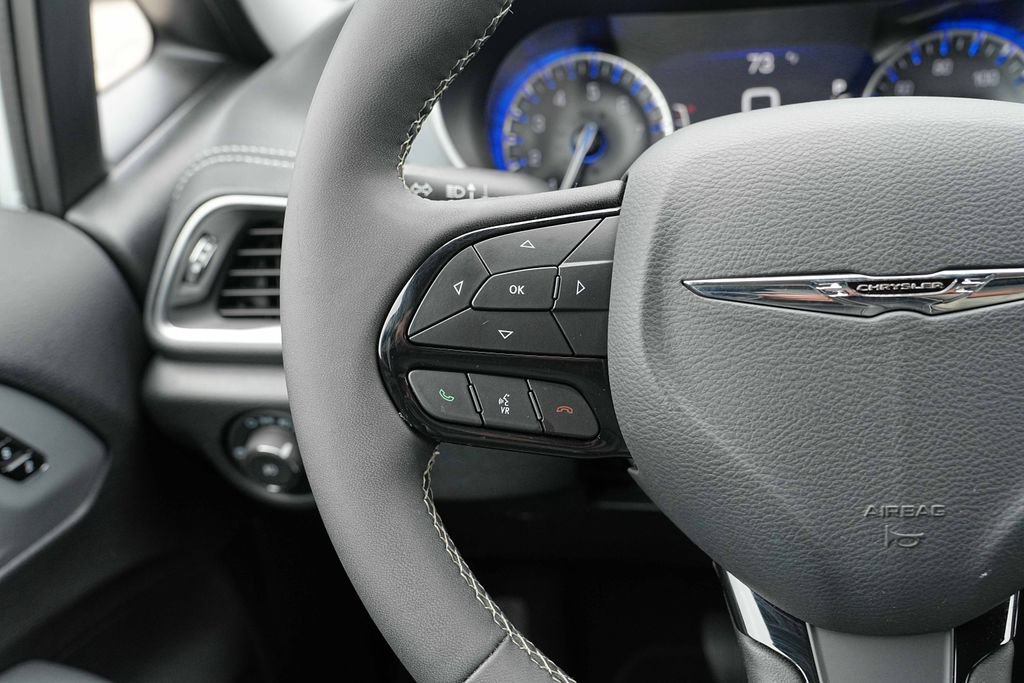 Used 2025 Chrysler Pacifica Limited FWD image 33
