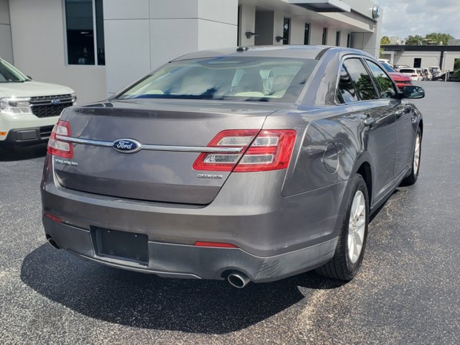 Used 2014 Ford Taurus SE FWD image 7