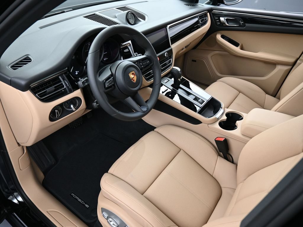 Certified 2026 Porsche Macan AWD/4WD image 4