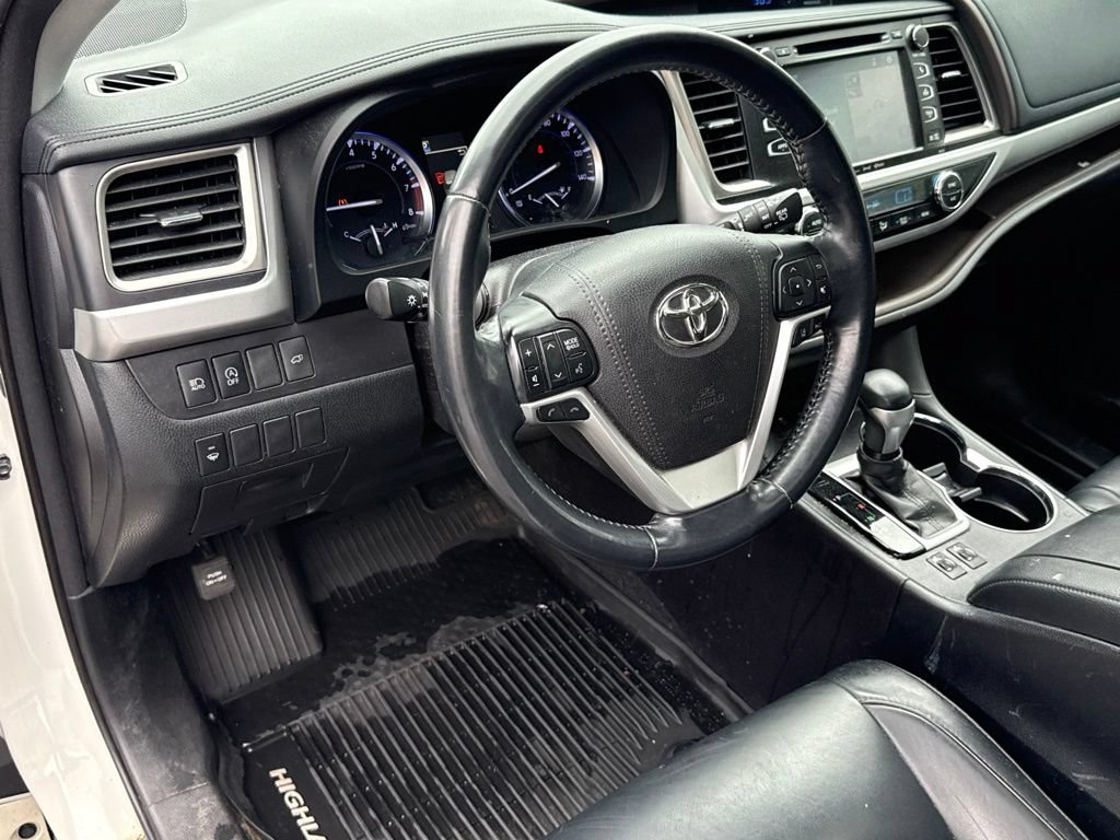 Used 2018 Toyota Highlander XLE AWD/4WD image 12