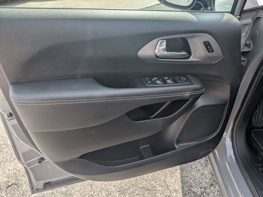 Used 2025 Chrysler Pacifica Select image 11