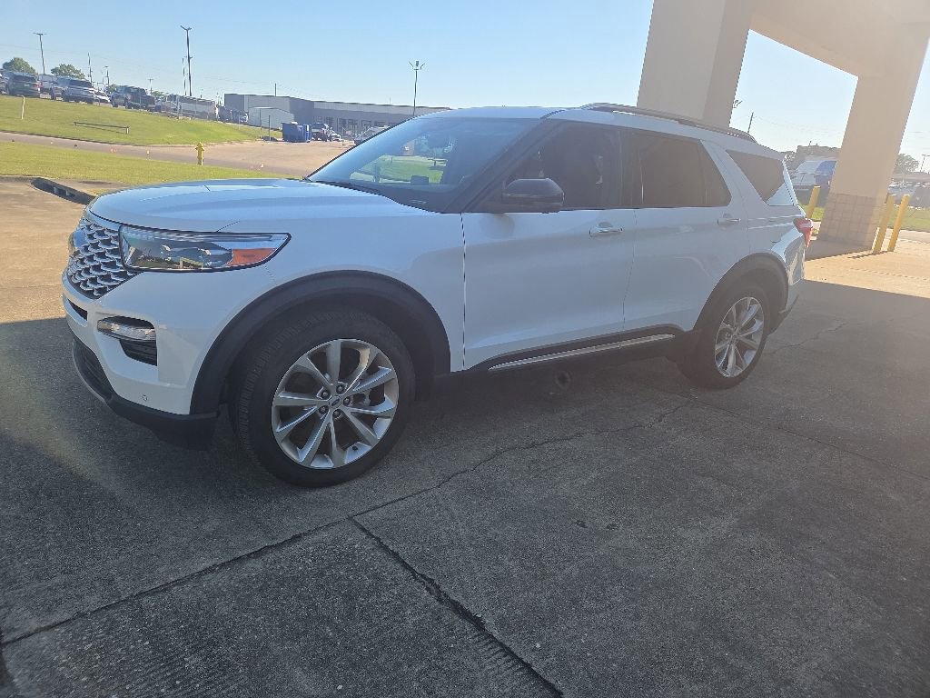 Certified 2023 Ford Explorer Platinum w/ Technology Package AWD/4WD image 3