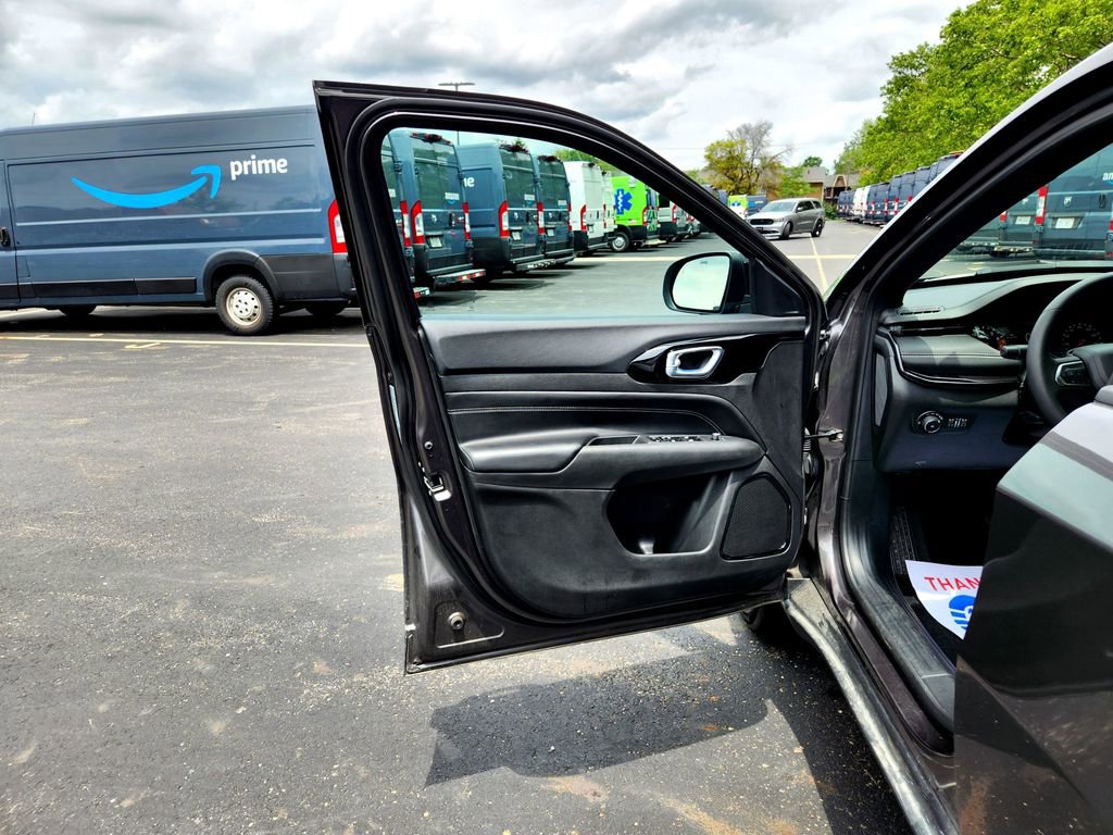 Used 2024 Jeep Compass Latitude w/ Convenience Group image 11