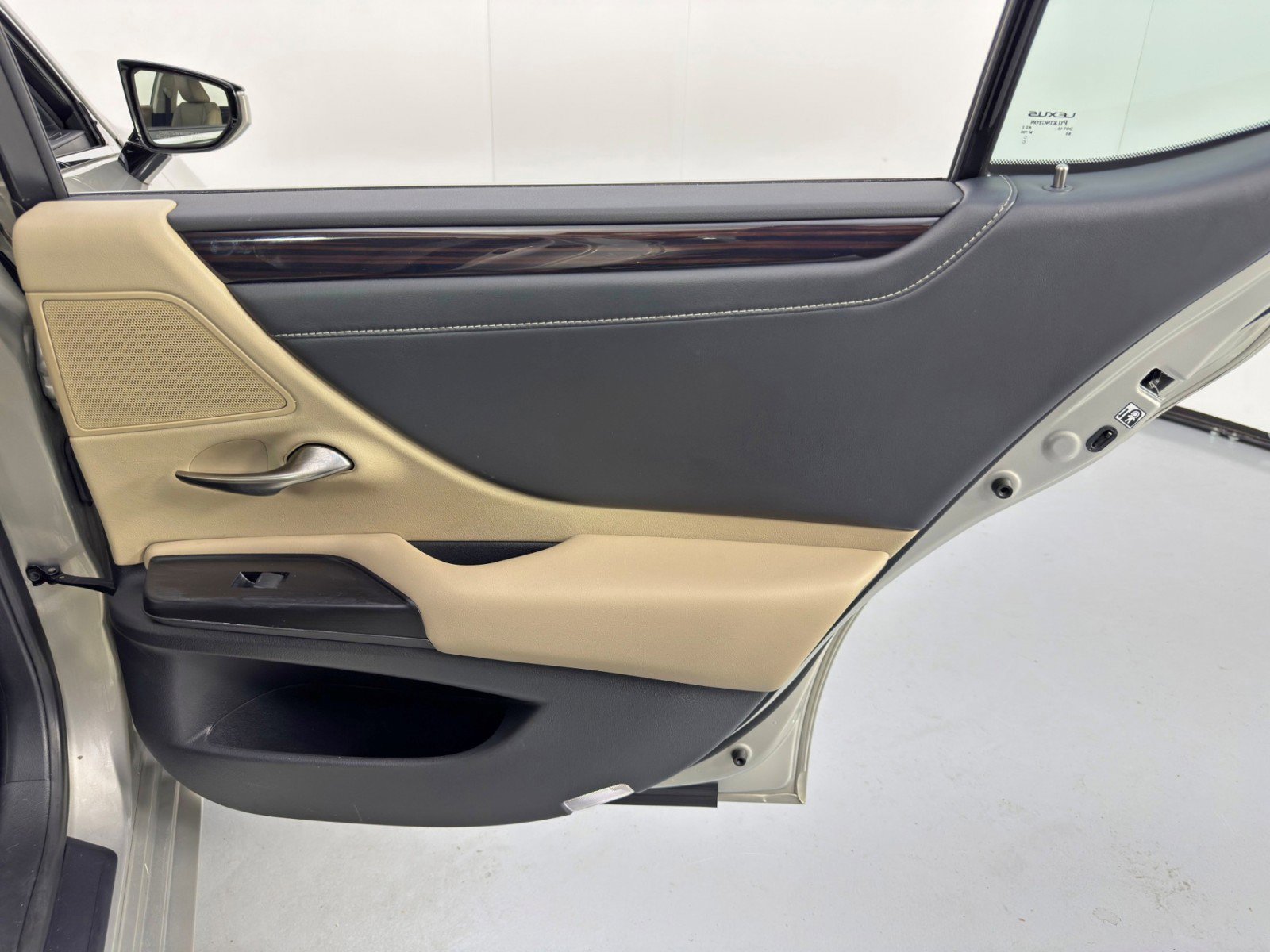 Used 2020 Lexus ES 300h w/ Premium Package image 45