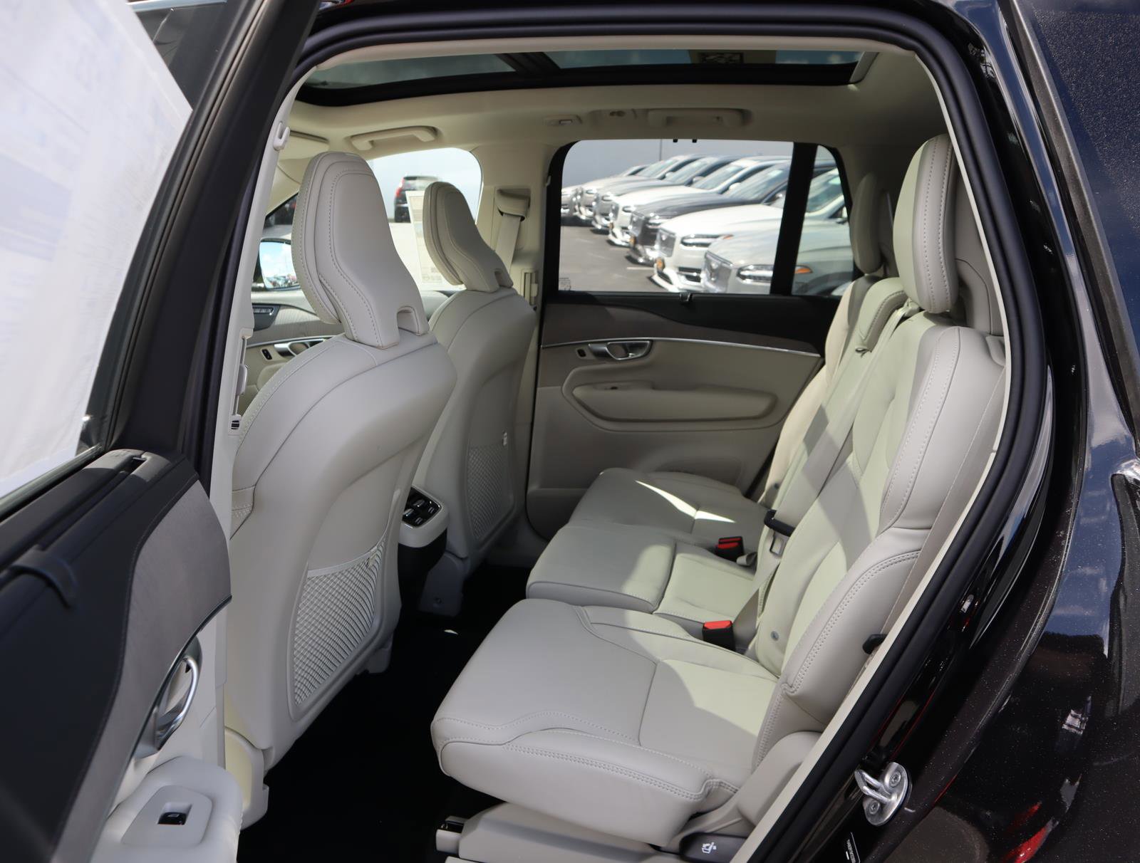 Certified 2024 Volvo XC90 B6 Ultimate image 12