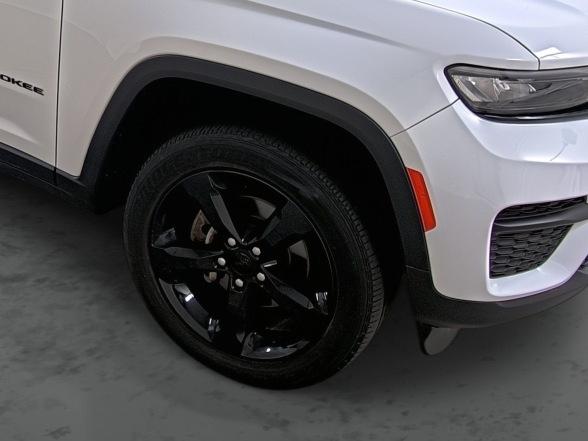Used 2023 Jeep Grand Cherokee Altitude AWD/4WD image 14