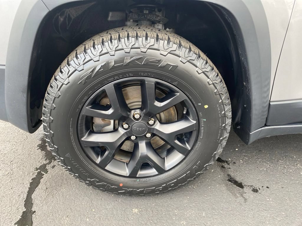 Used 2018 Jeep Cherokee Trailhawk AWD/4WD image 17