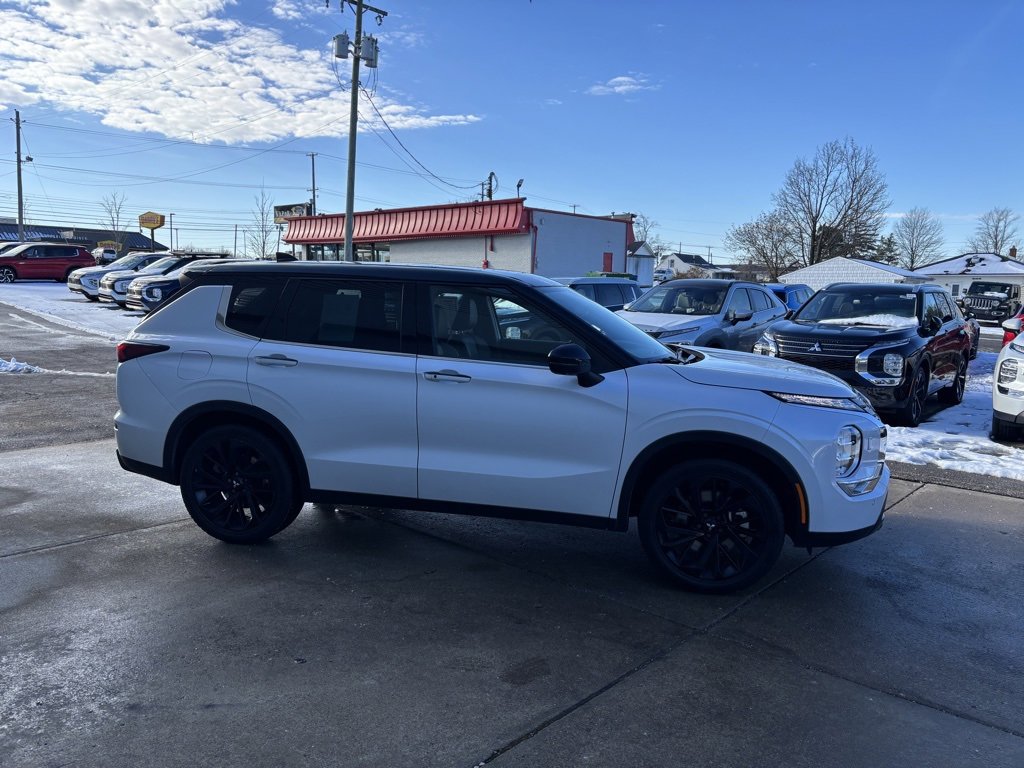 Used 2023 Mitsubishi Outlander SEL Black Edition image 4