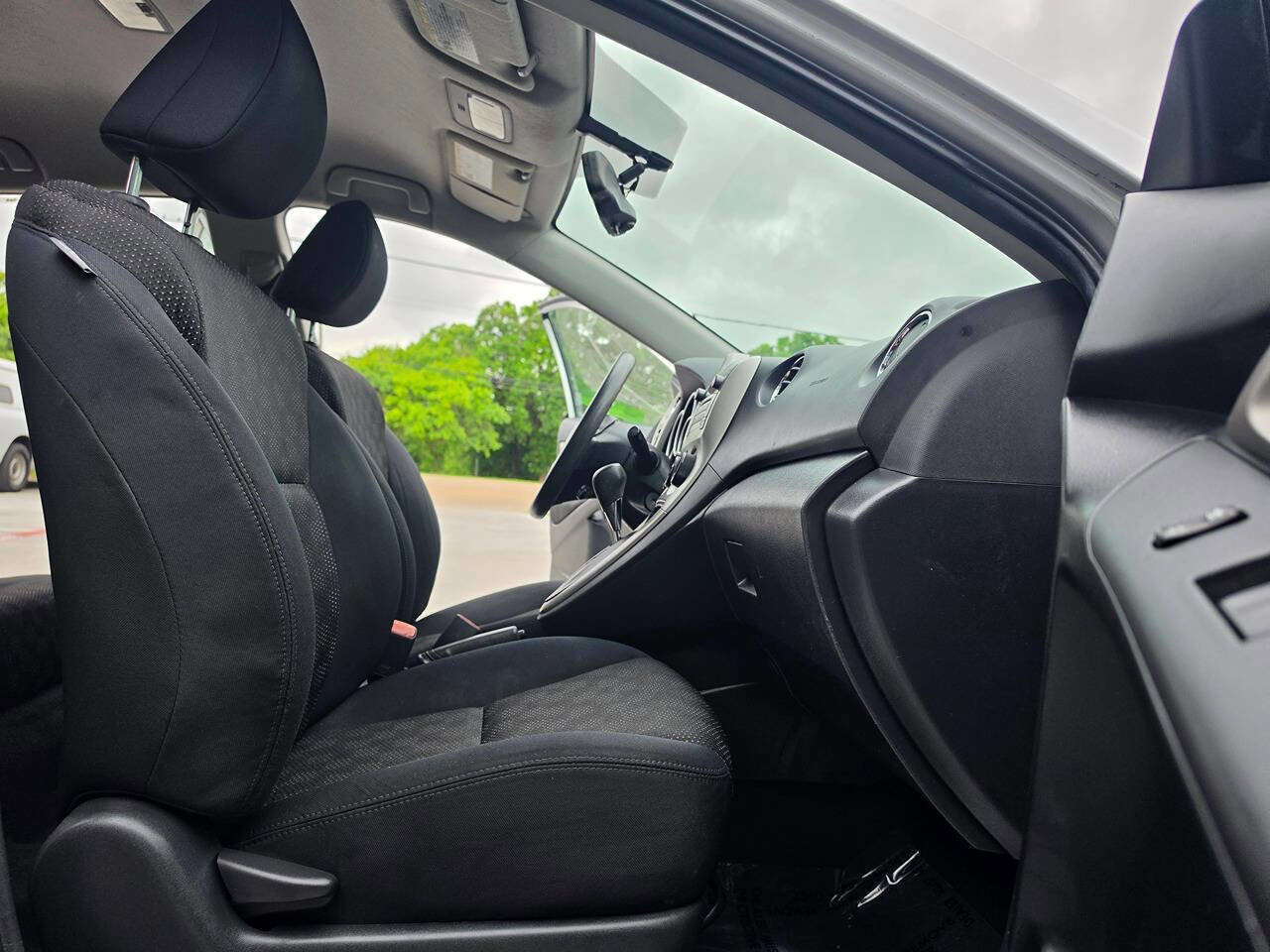 Used 2009 Pontiac Vibe w/ Preferred Package FWD image 30