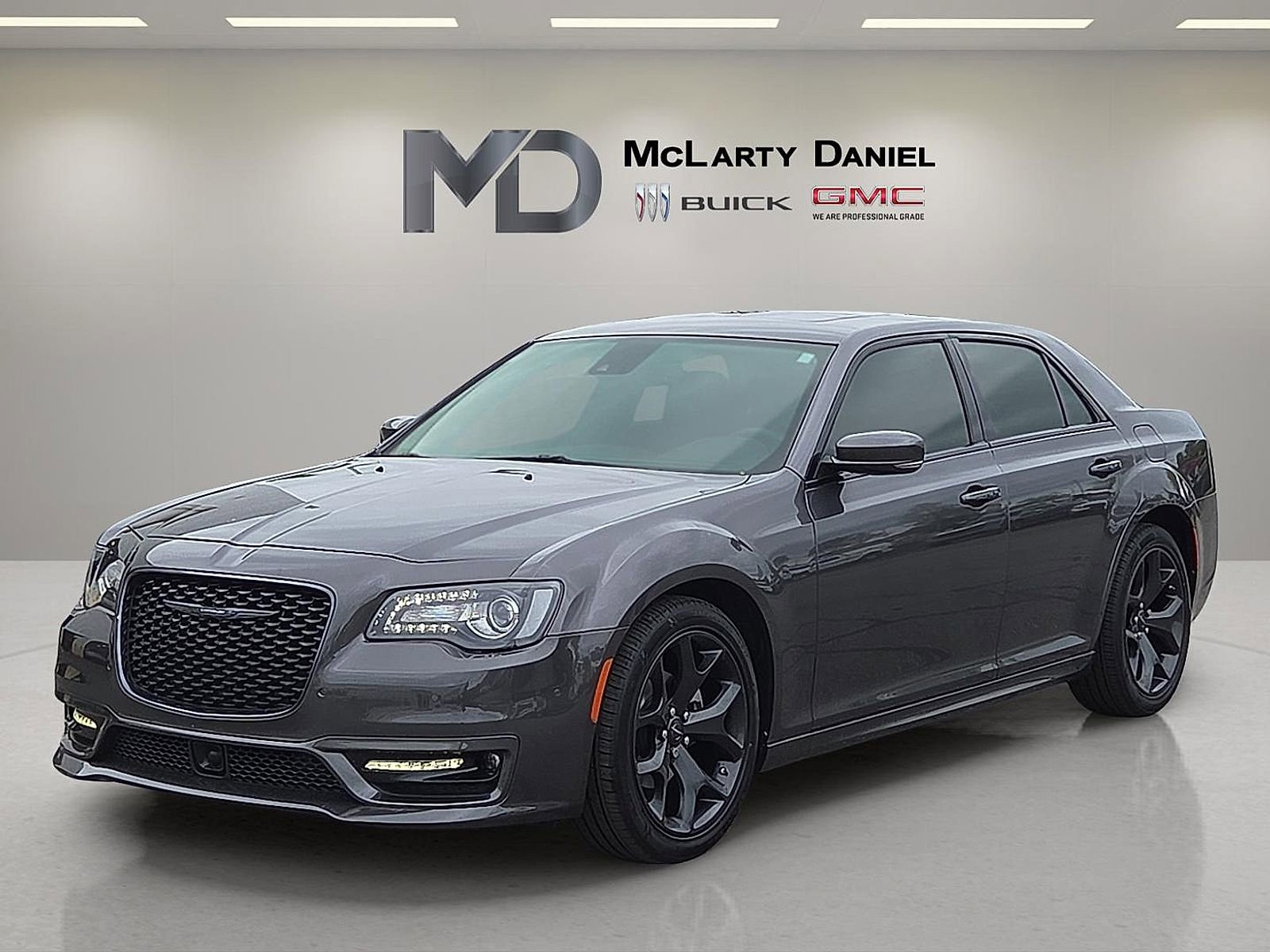 Used 2023 Chrysler 300 Touring L w/ Popular Equipment Group image 2