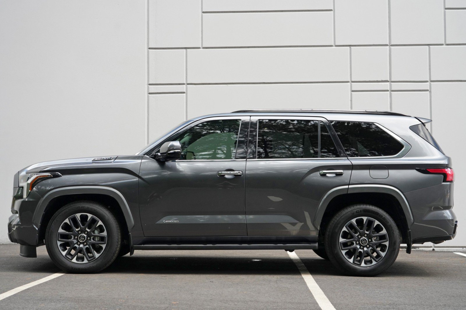 Used 2023 Toyota Sequoia Limited AWD/4WD image 9