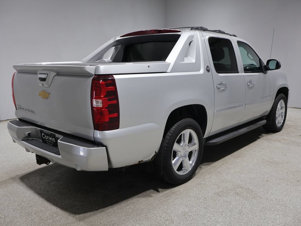 Used 2013 Chevrolet Avalanche LTZ AWD/4WD image 2