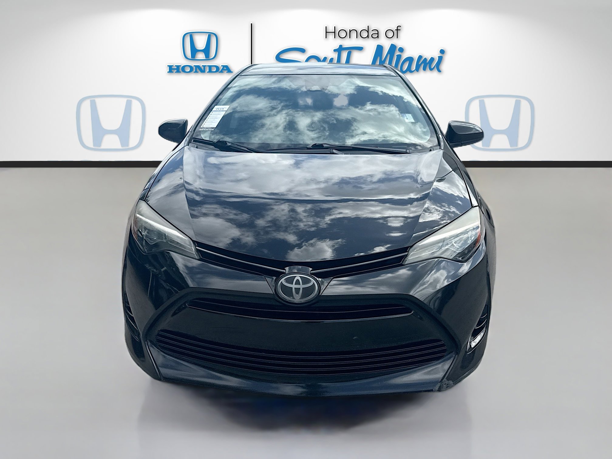 Used 2018 Toyota Corolla LE FWD image 2