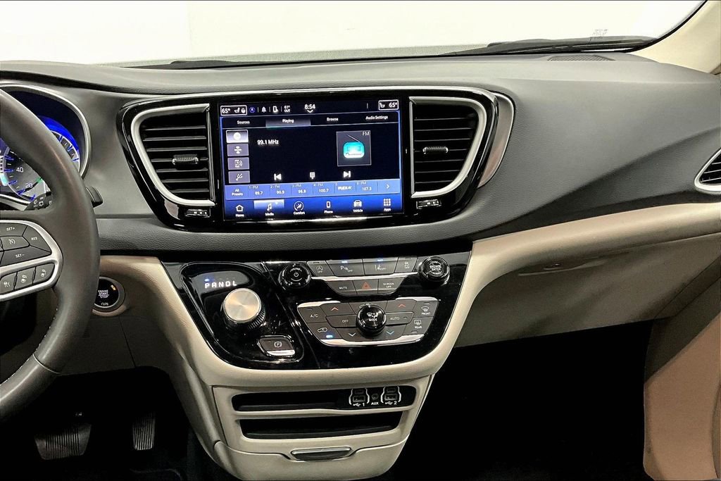 Used 2023 Chrysler Pacifica Touring-L image 8