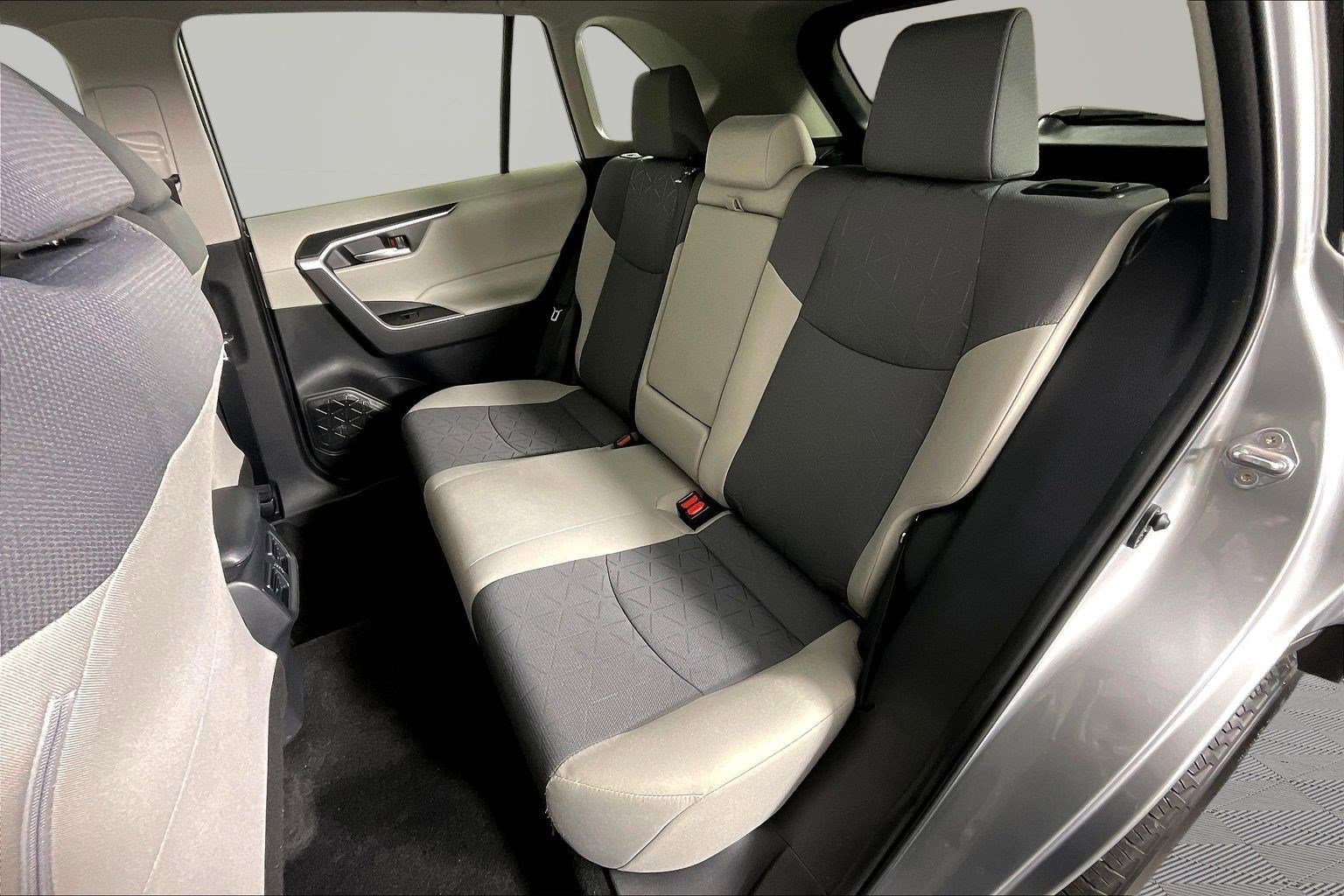 Used 2020 Toyota RAV4 XLE w/ Convenience Package FWD image 22