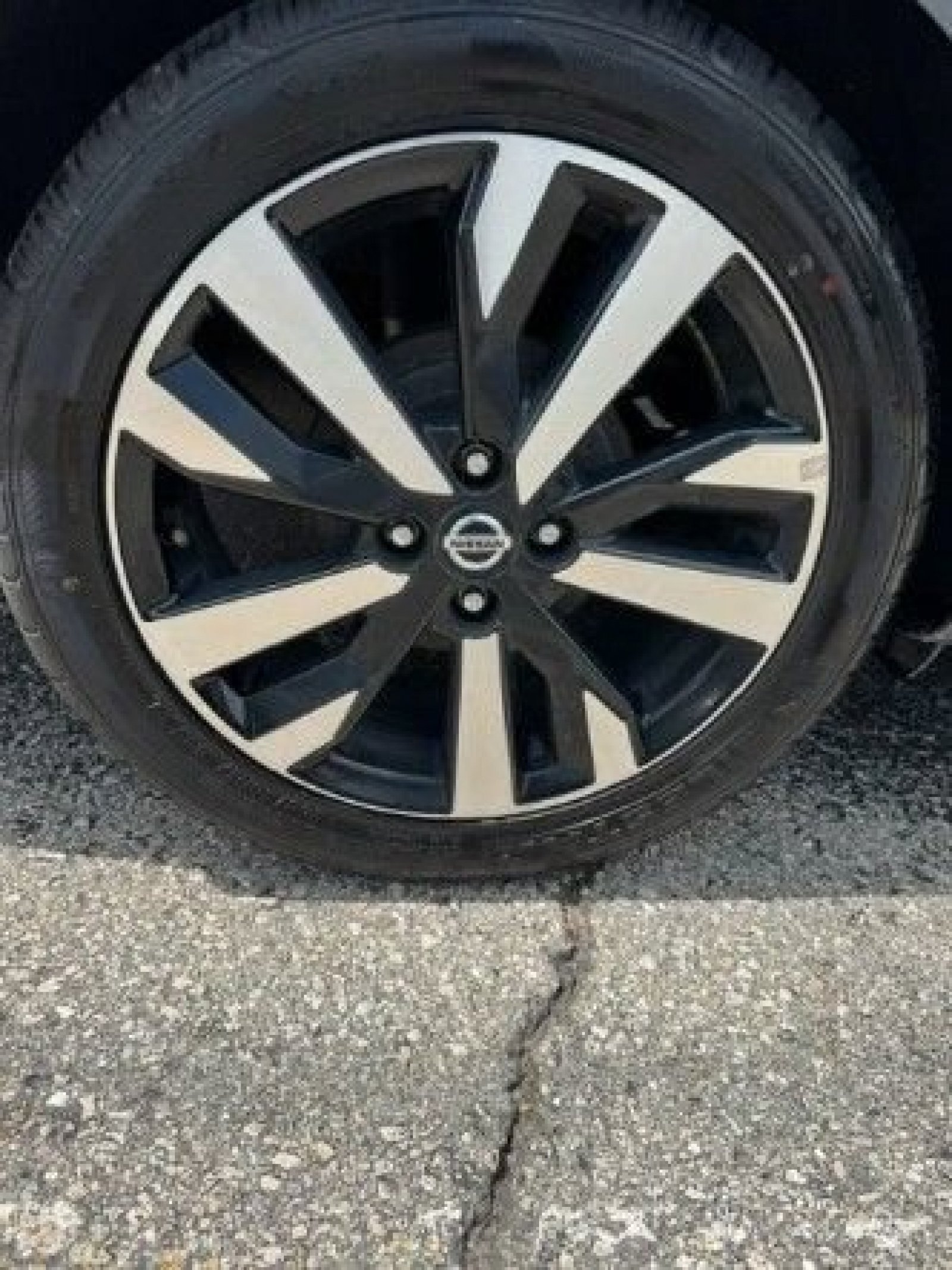 Used 2022 Nissan Versa SR FWD image 8