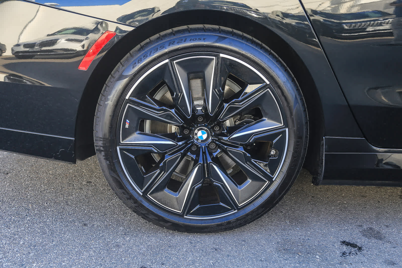 Used 2025 BMW i7 xDrive60 w/ Premium Package image 8