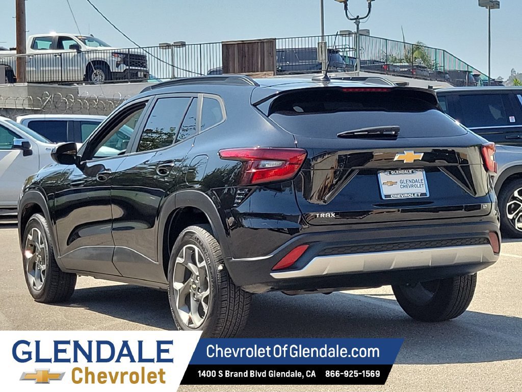 Used 2025 Chevrolet Trax LT FWD image 5