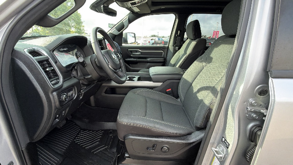 Used 2025 RAM 1500 Big Horn AWD/4WD image 13
