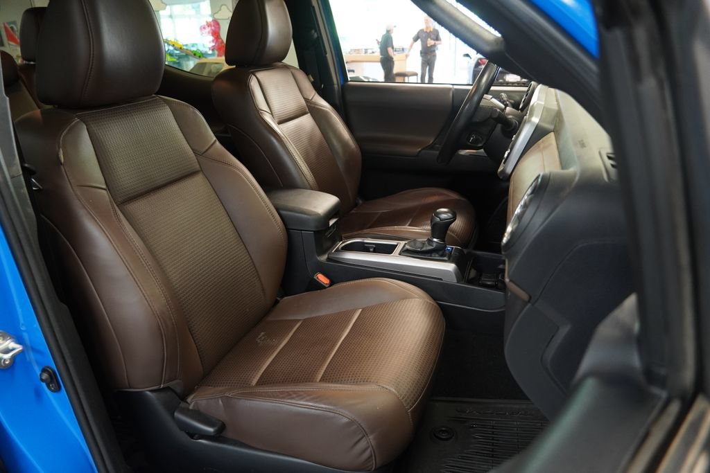 Used 2021 Toyota Tacoma Limited AWD/4WD image 33