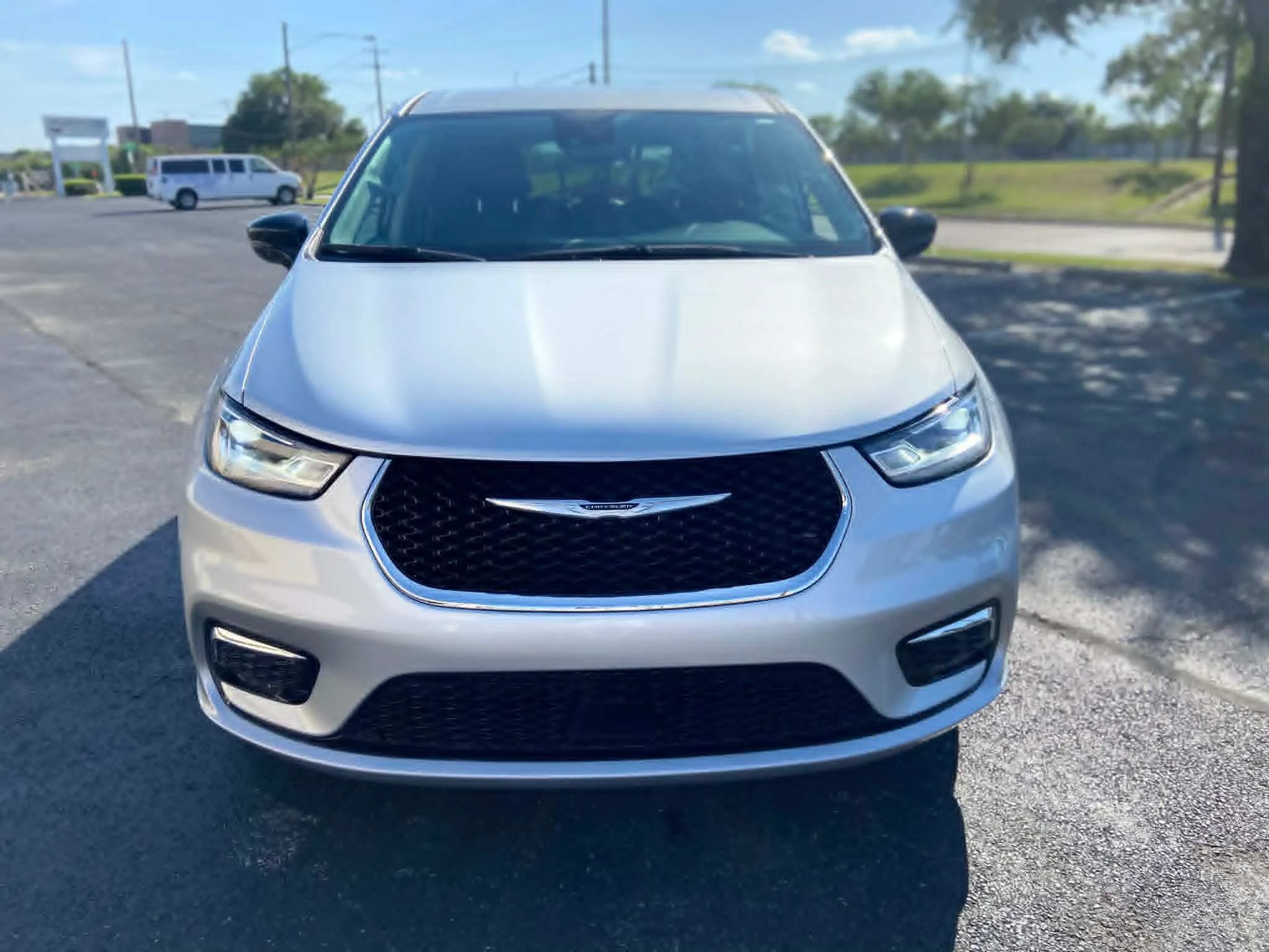 Used 2024 Chrysler Pacifica Touring-L FWD image 2