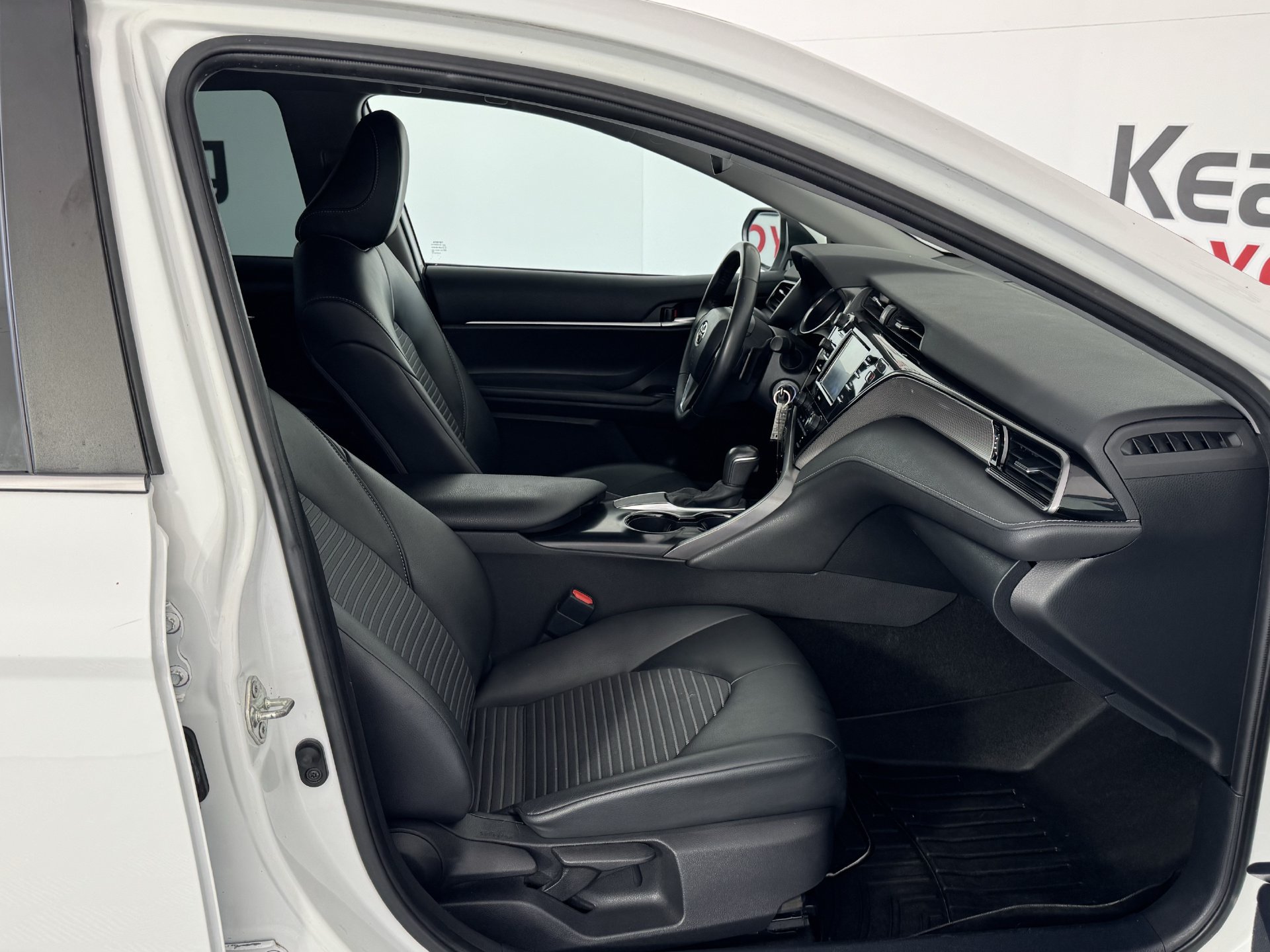 Used 2020 Toyota Camry SE FWD image 19