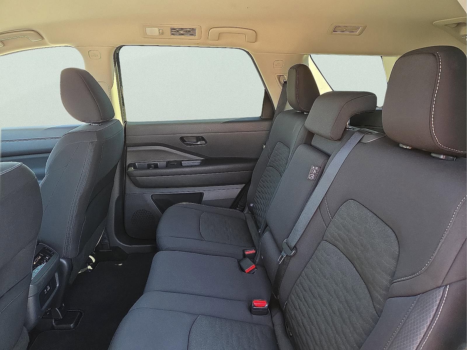 Used 2025 Nissan Pathfinder SV image 9