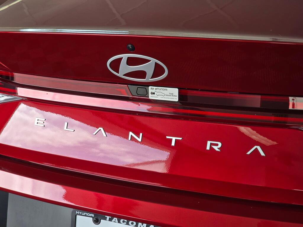 Used 2025 Hyundai Elantra SEL FWD image 13