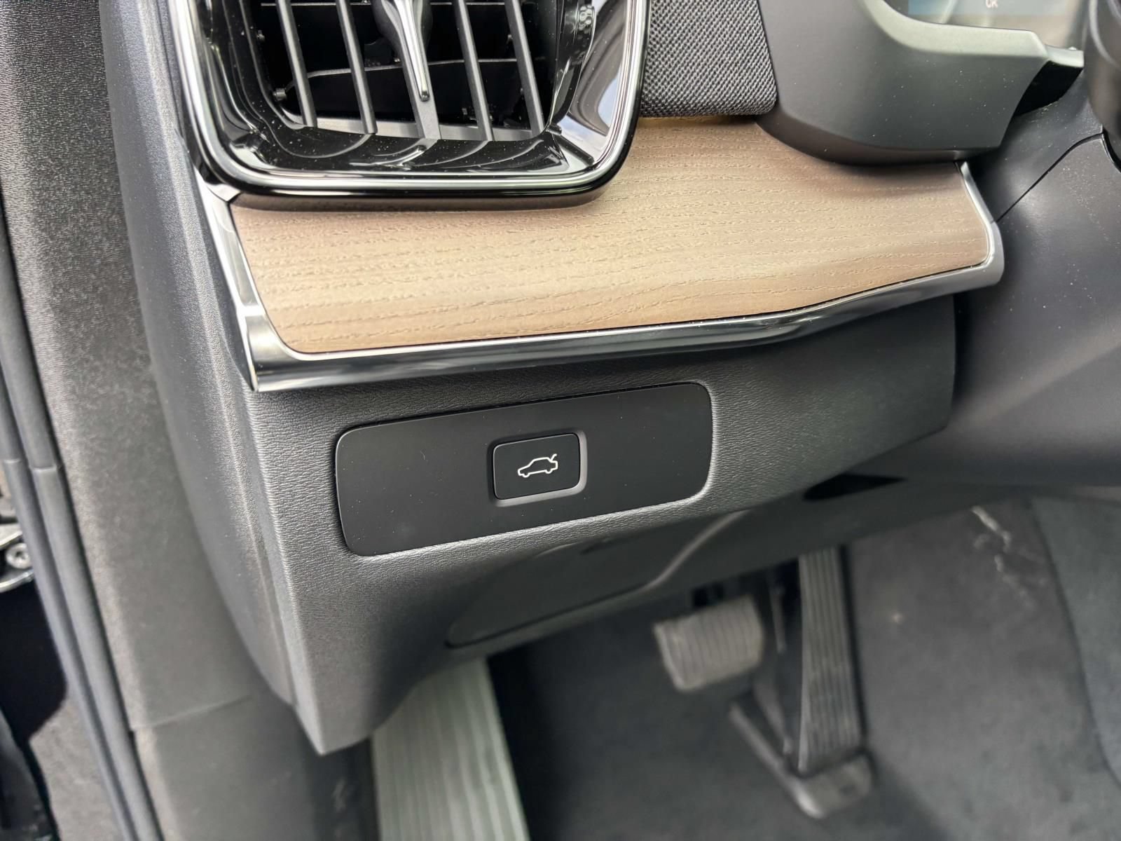 New 2026 Volvo XC90 B6 Plus w/ Protection Package Premier AWD/4WD image 15