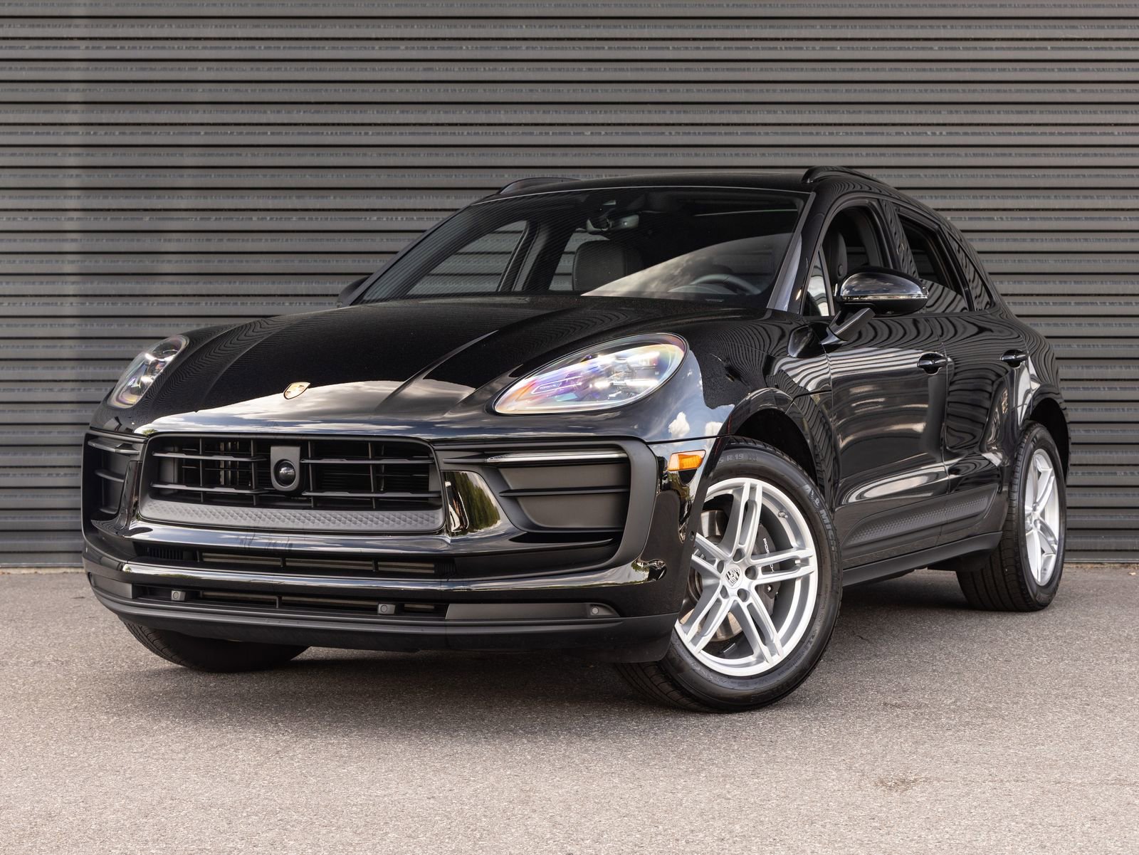 Certified 2025 Porsche Macan image 1