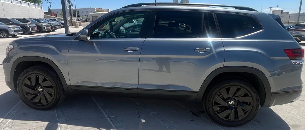 Certified 2025 Volkswagen Atlas SE image 3