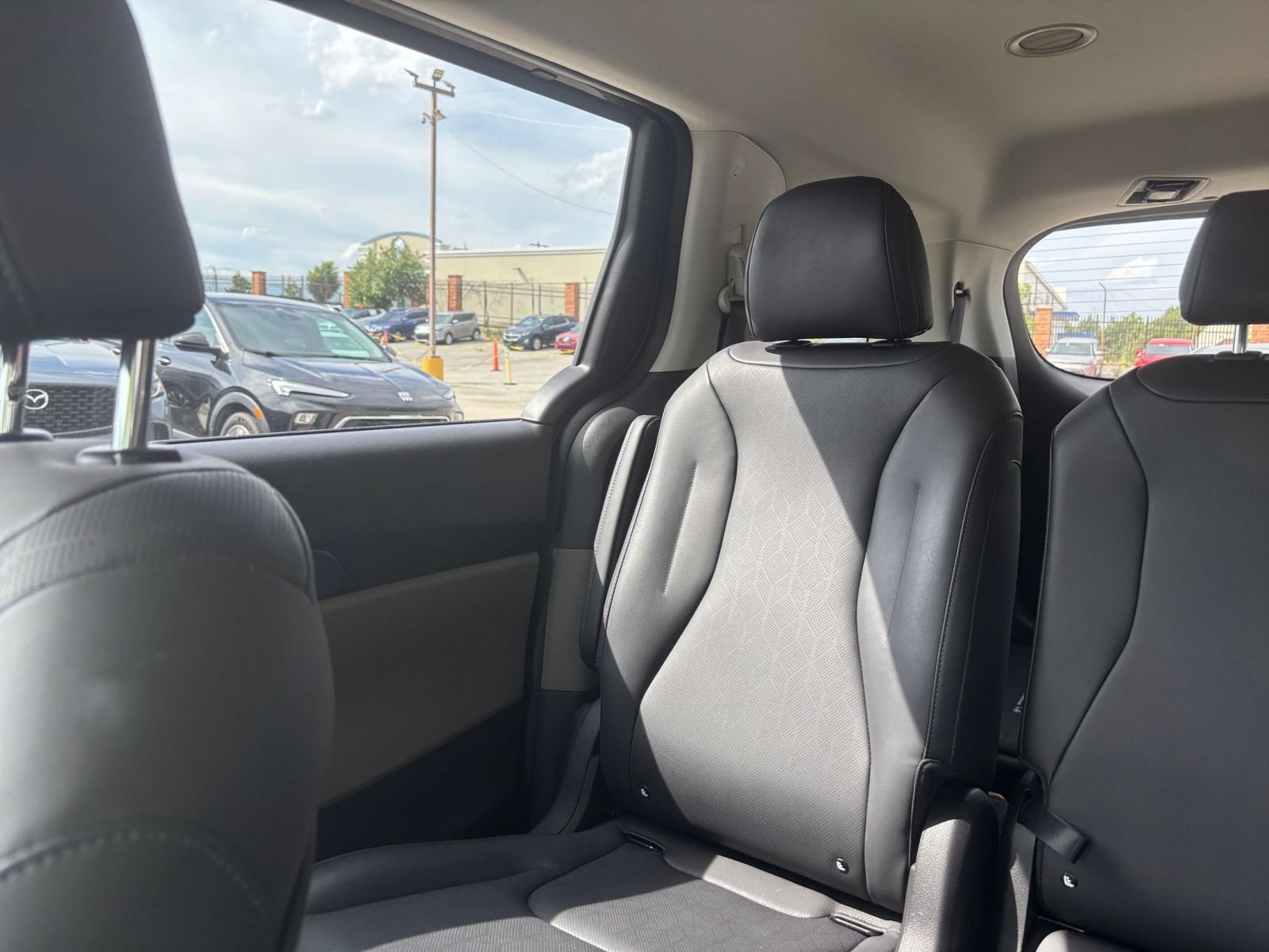 Used 2026 Kia Carnival FWD image 34