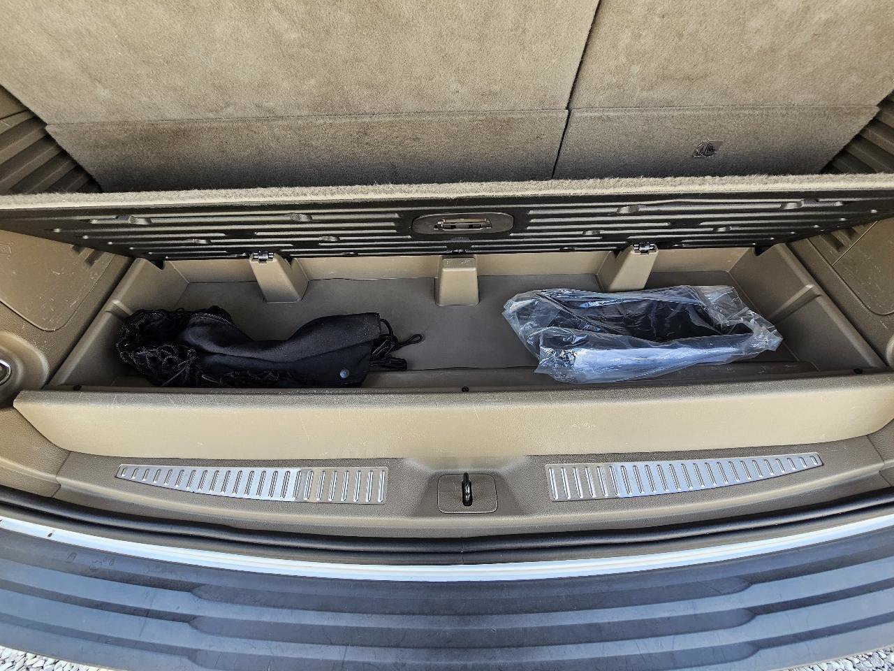 Used 2018 Chevrolet Tahoe LT w/ Luxury Package AWD/4WD image 28