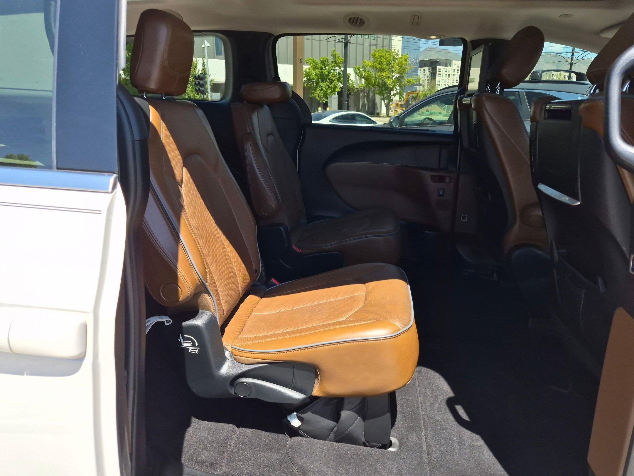 Used 2017 Chrysler Pacifica Limited w/ UConnect Theater Package FWD image 31