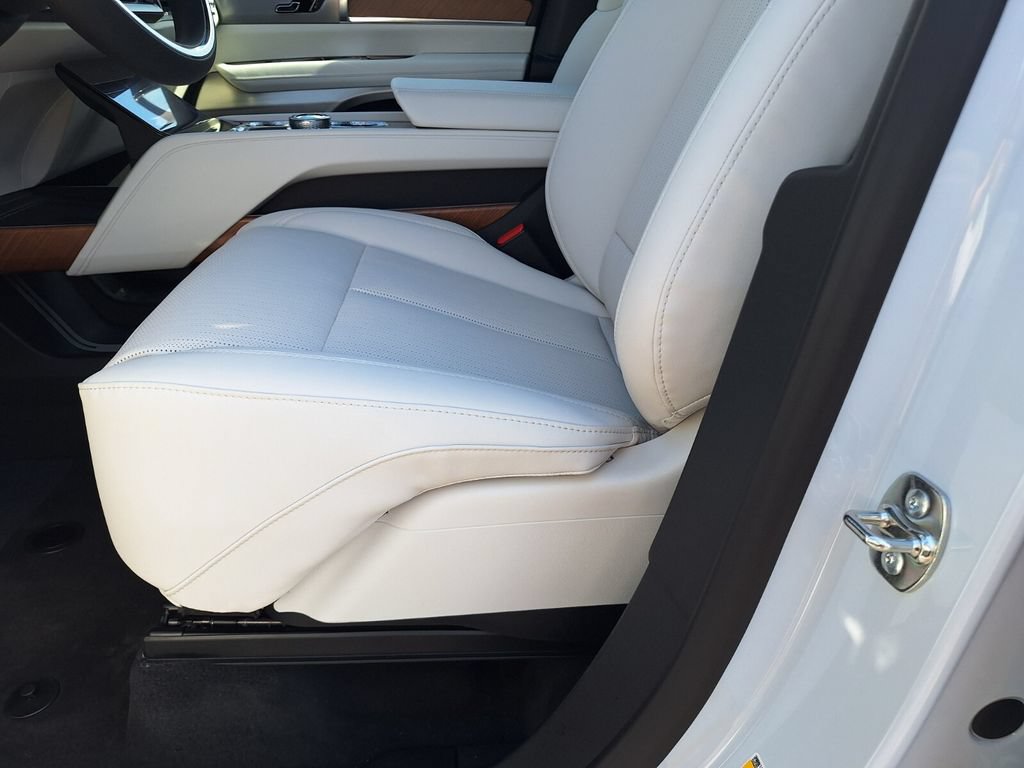 New 2027 Cadillac Vistiq Sport w/ LPO, Floor Liner Package AWD/4WD image 33