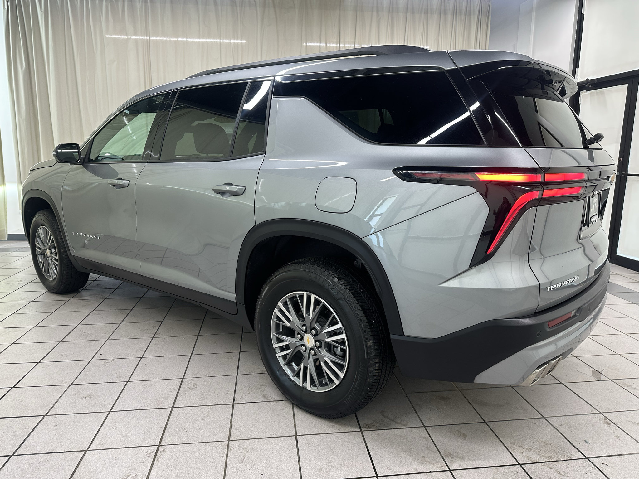 Certified 2026 Chevrolet Traverse LT w/ Driver Confidence Package FWD image 9