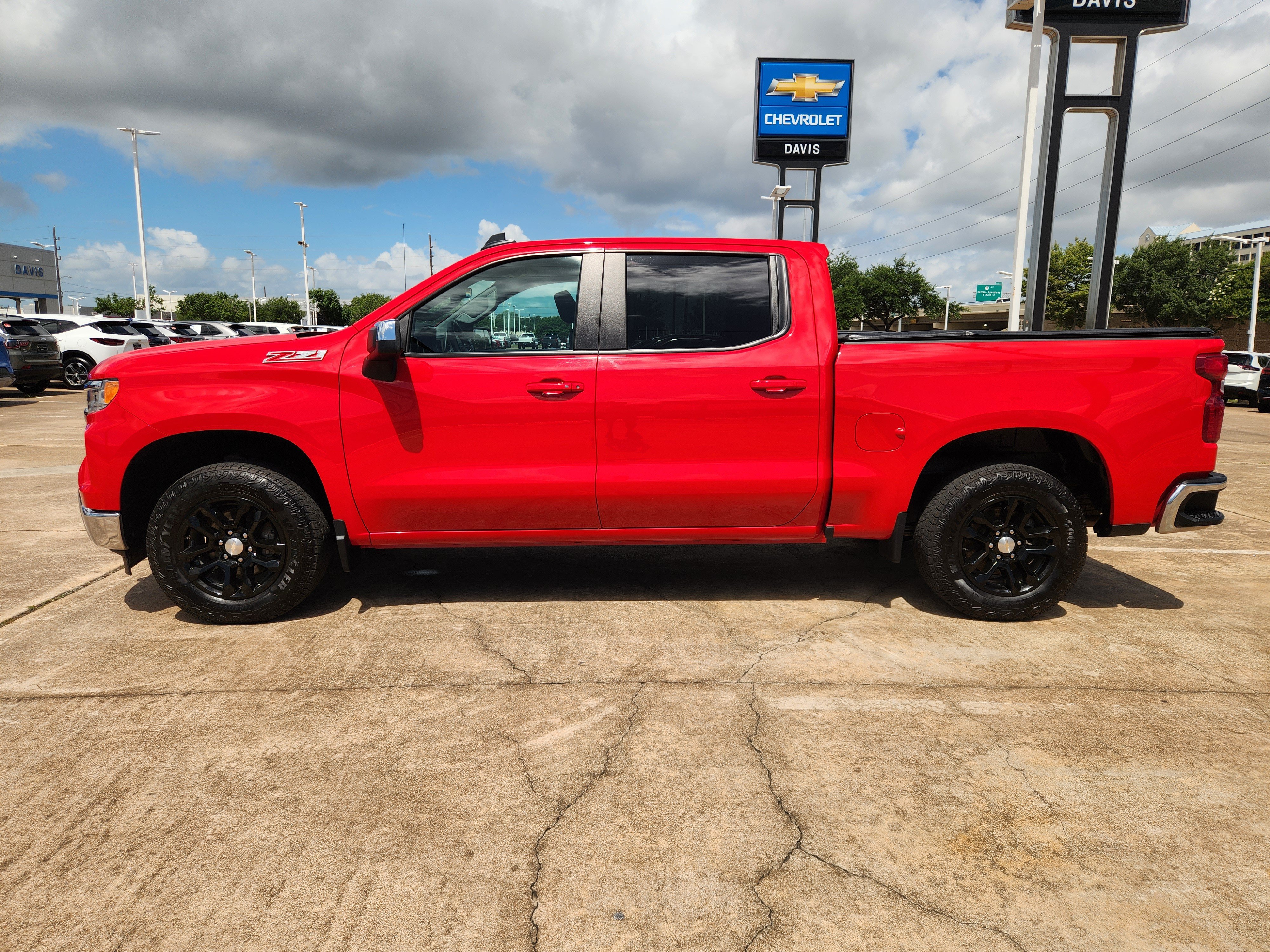 Used 2024 Chevrolet Silverado 1500 LT w/ Z71 Off-Road Package AWD/4WD image 5