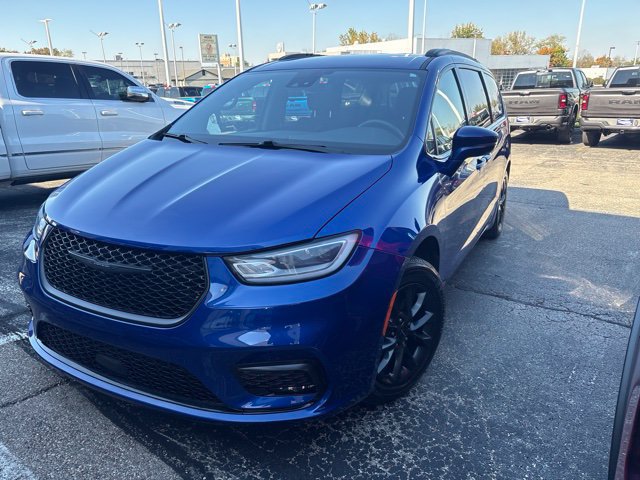Used 2021 Chrysler Pacifica Touring w/ S Appearance Package FWD image 3