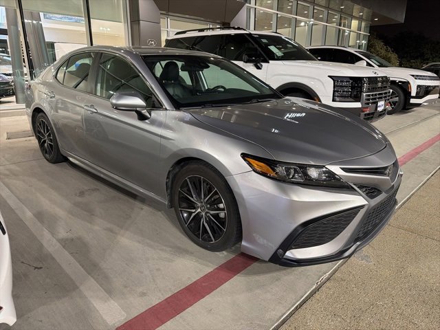 Used 2021 Toyota Camry SE image 3