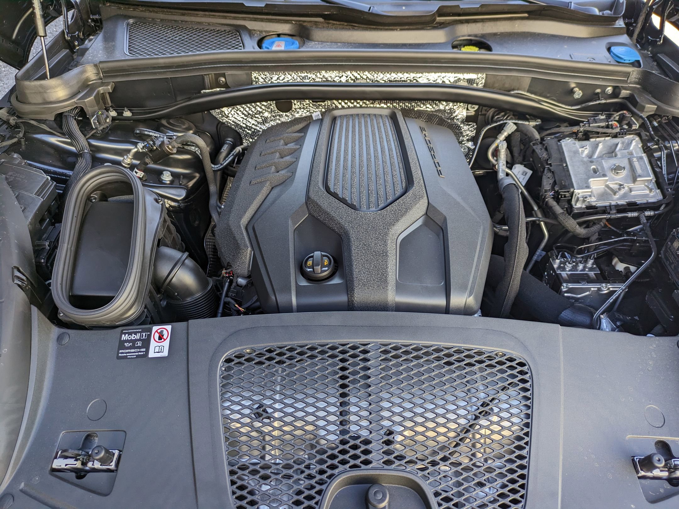 Certified 2025 Porsche Macan image 25