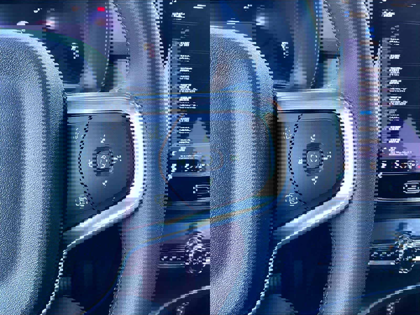 Used 2023 Volvo XC40 Recharge Plus image 22