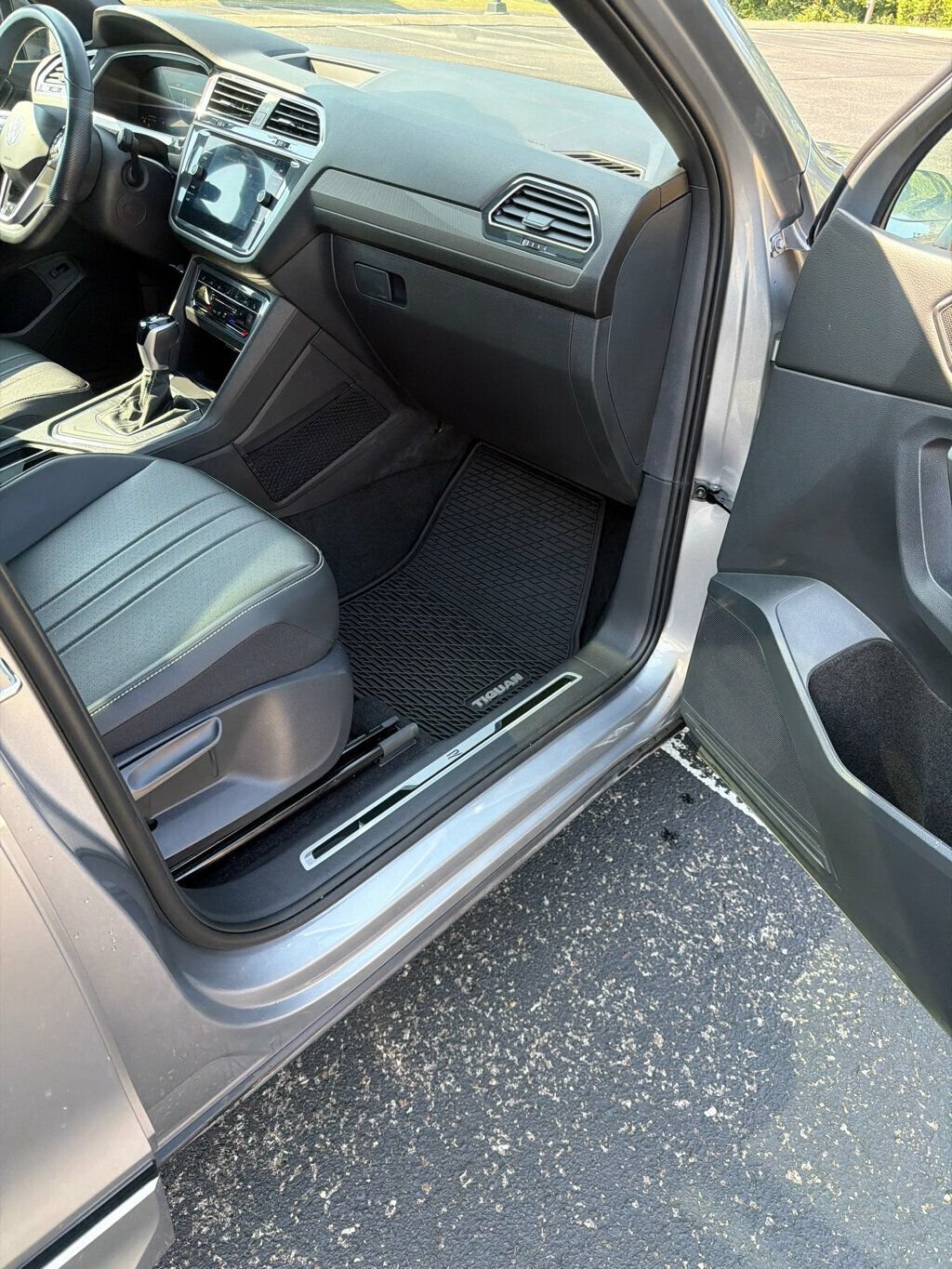 Used 2024 Volkswagen Tiguan SE R-Line FWD image 12